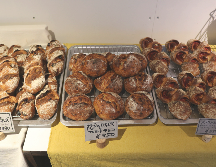 右側/パンの写真